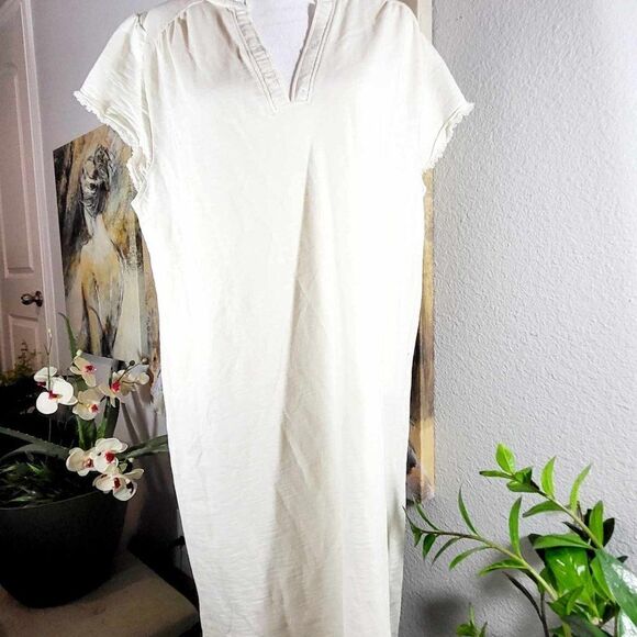 Used: Wonderland  V neck Cream Dress size L - Picture 11 of 11
